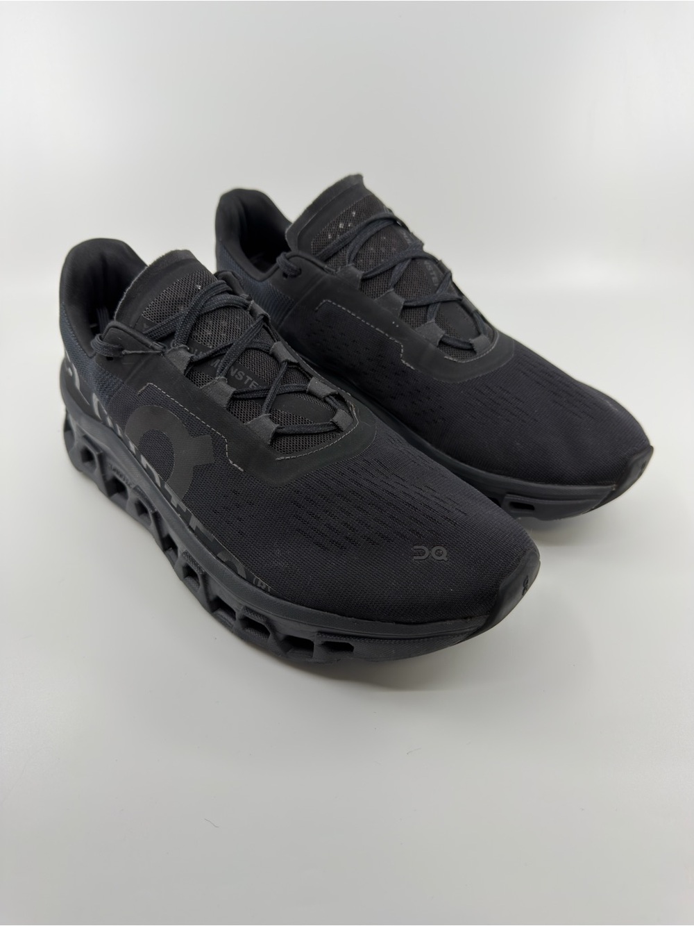 On Cloudmonster a distinctive all-lblack design with maximum CloudTec SZ 10